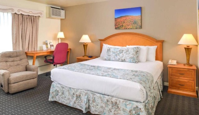 3 Spacious Units Near Alisal Commons Park, Pool, FREE Breakfast & Parking!