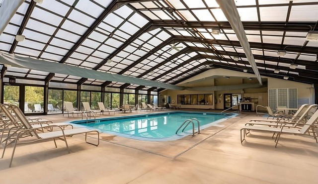 3 Spacious Villas with Full Kitchen and Indoor Pool | Free Parking