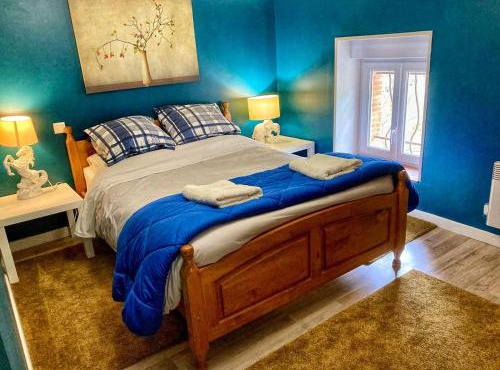 3 Star 3 bed Air Conditioned QUERTINEUX 100m to Historic 4 Cathar Châteaux Lastours access to a very Pretty Riverside Garden!