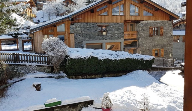 3 star apartment, sleeps 9, in authentic Savoyard chalet