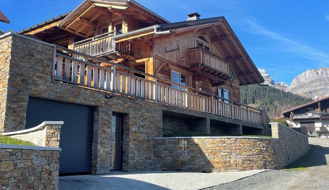 3-star chalet for 15 on the ski slopes