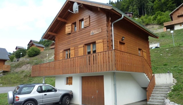 3-star chalet with large terrace in lush setting