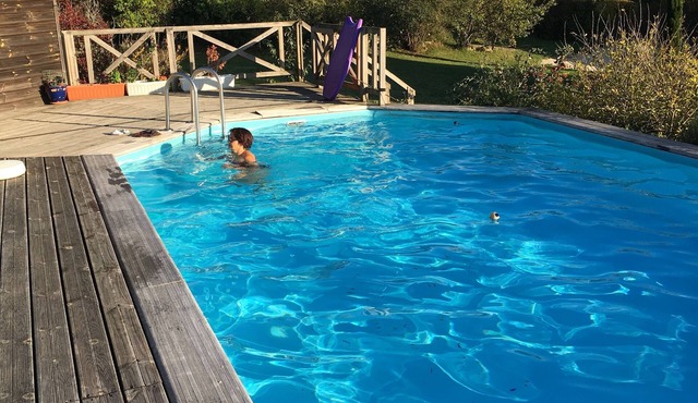 3-star gîte, 8 people, stone house, swimming pool, close to shops.
