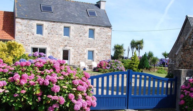 3-star house, 4 bedrooms, sleeps 8, 5km from Locquirec beaches. WIFI