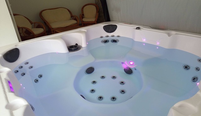 3-star rated house (sleeps 4) with private spa and garden