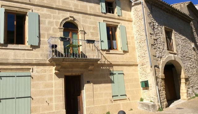 3-star-rated T3 in charming medieval village.