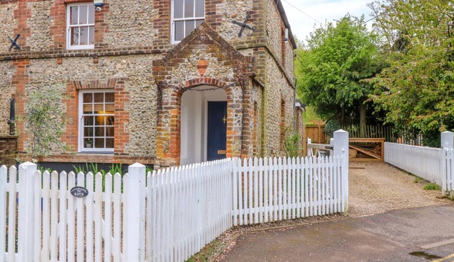 3 STATION COTTAGES, pet friendly, with open fire in Wymondham