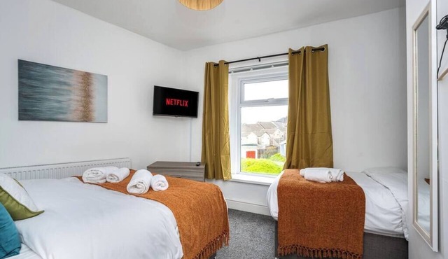 3 Storey House, 2 Bathrooms, Smart Tv's all rooms!