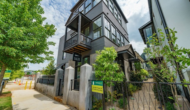 3 Story 2BR-2.5BA Townhouse w/Terrace/pool Downtown ATL/LONGTERM ONLY