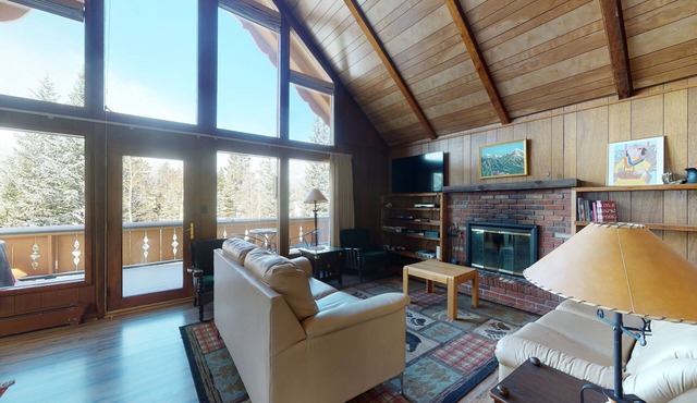 3-Story Dog-Friendly Home w/Wood Fireplace, Fast WiFi, Deck, Grill, Mtn View