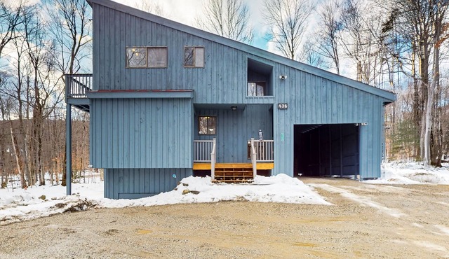 3-story dog-friendly home with private hot tub, firepit, grill, wood stove, EVC