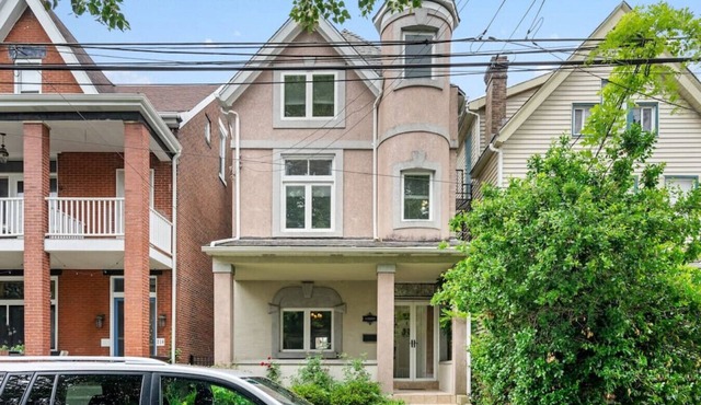 3 Story home w/10 beds & Free off-street parking