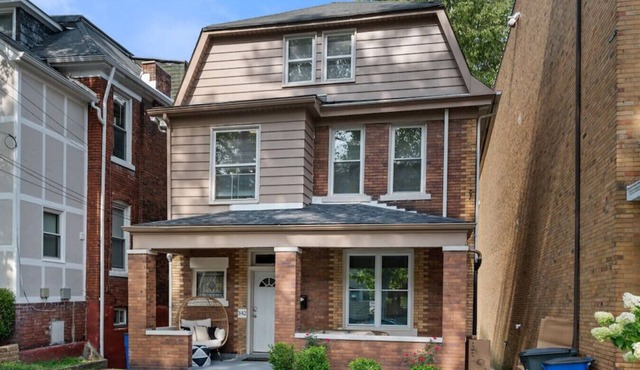 3 Story home w/11 beds! | Close to Pitt & CMU!