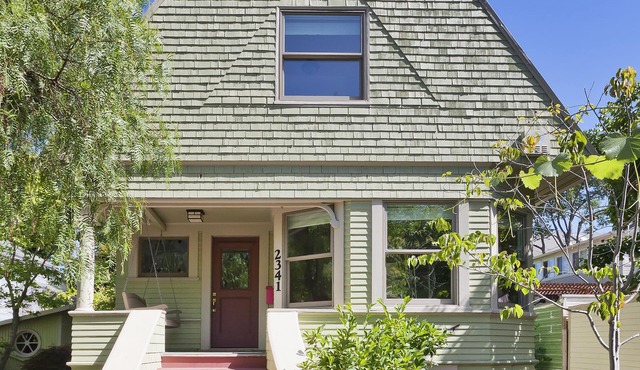 3-story home w hot tub, 5 beds, 2 kitchens, & outdoor studio near Willard Park