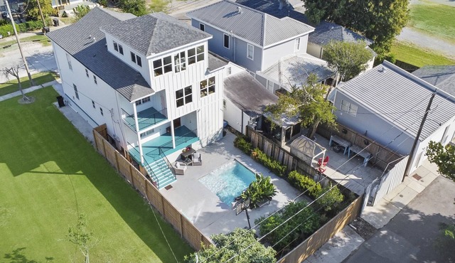 3 Story Home w Pool, Mississippi River panoramic views and just minutes from FQ