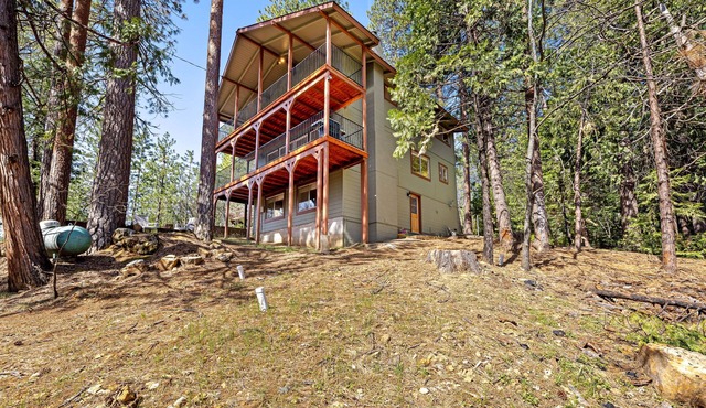 3-story home w/private pool table, game room, heated pool, private lake access