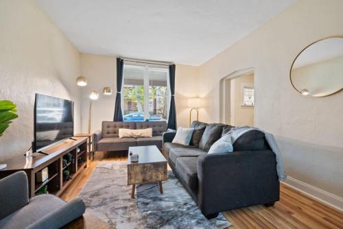 3 Story home with 11 beds, super close to Pitt and CMU