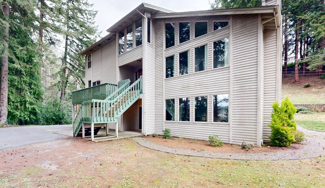 3-story home with private deck, bar/entertainment room, & W/D