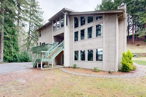 3-story home with private deck bar & entertainment room & W&D