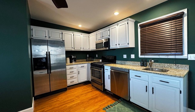 3-Story House with Rooftop Views in Cincinnati - AC, WiFi, 70" TV, & Smart TVs