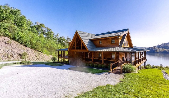 3 Story Lake Escape, Sleeps 16・Hot Tub・Pool Table