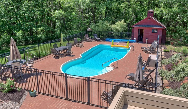 3-Story Luxury Escape w/Arcade Room Hot Tub Fire Pit BBQ Grills & More!