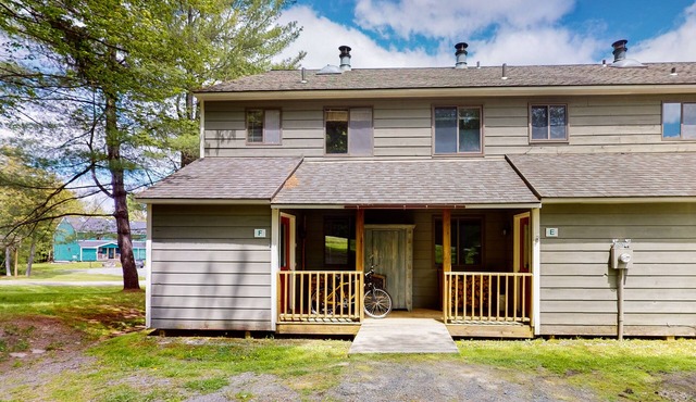 3-story mountain condo with deck, balcony, shuttle to slopes, fireplace, & W/D