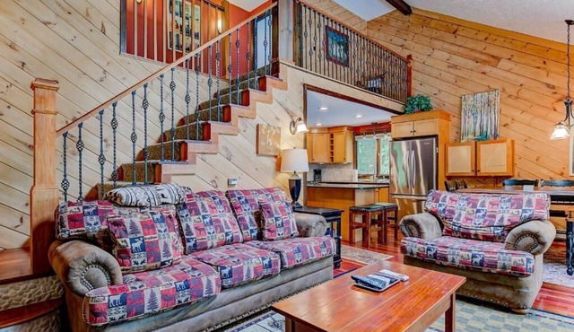 3 Story Mountainside Private Chalet - Storyland 1 mile, hike, waterfalls, ski