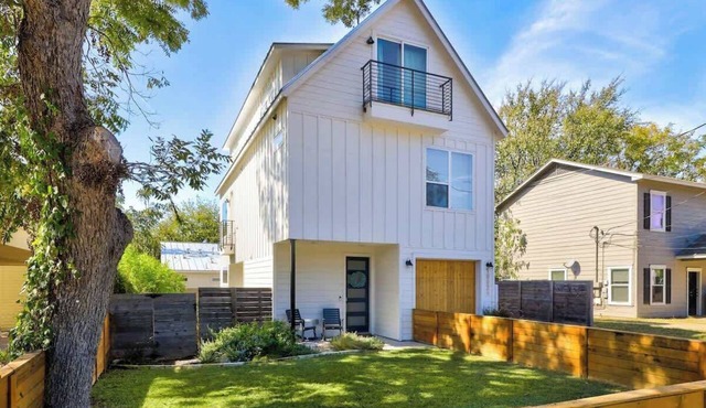 3 Story Retreat - Minutes to Airport, Downtown