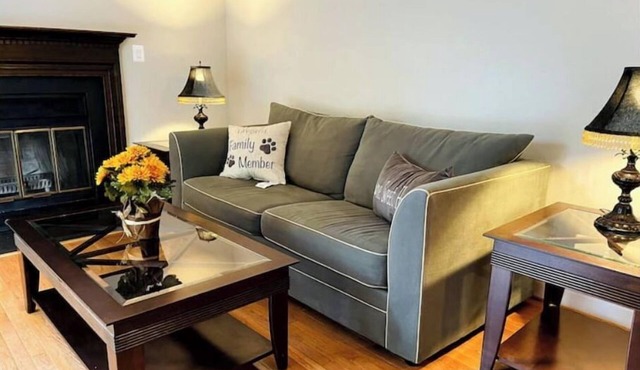 3 Story SF Home - 5 BDR 3.5 Bath - Prime Location!