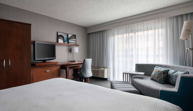 3 Tasteful Rooms Near Downtown LA – Ideal for Concerts & Shopping