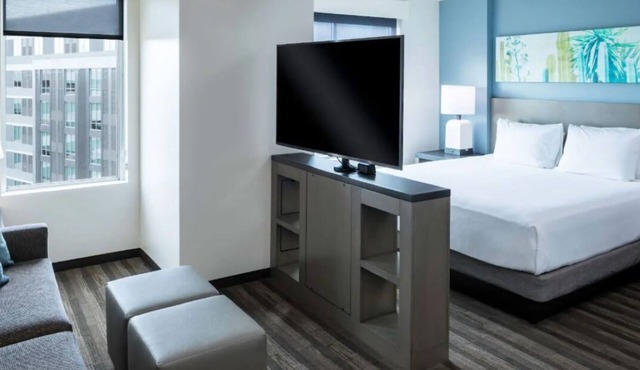 3 Tempe Suites – Pool, Gym, Walk to Mill Ave, Lake, Desert Garden & Dining