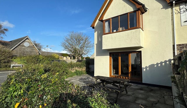 3 THE BOWLING GREEN, pet friendly in St. Just In Roseland