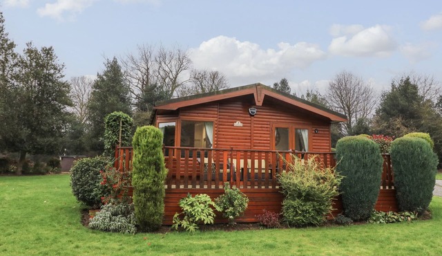 3 THE FAIRWAY, family friendly, with pool in Cottingham