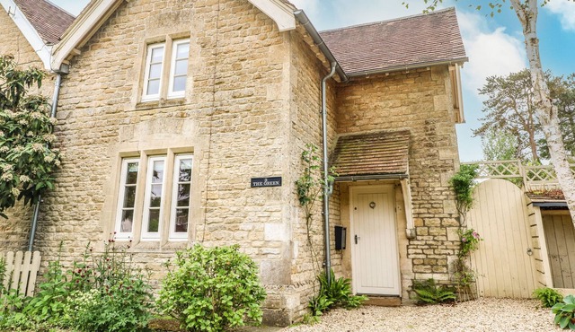 3 THE GREEN, pet friendly, luxury holiday cottage in Chipping Norton