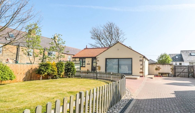 3 THE PADDOCK, country holiday cottage, with a garden in Beadnell