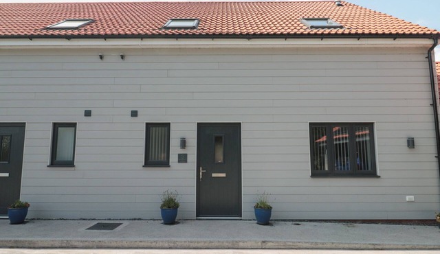 3 THE STABLES, family friendly, with open fire in Watchfield