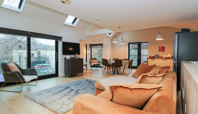 3 THE STONEYARD, family friendly in Bath