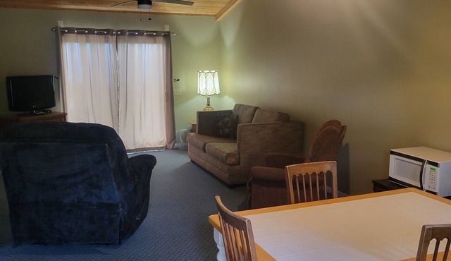 #3 Thomas' Parkside Cottages, 2BR suite, private patio w/Lake Huron views.