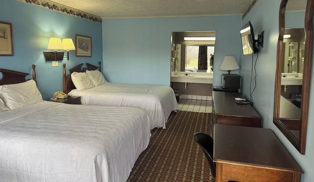 3 Tidy Rooms w/2 Full Beds + Private Bath, Close to Scenic Mountain Trails