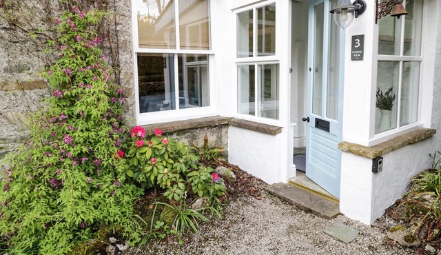 3 TOWER VIEW, family friendly, character holiday cottage in Lindale