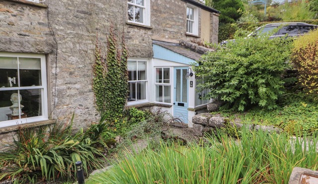 3 TOWER VIEW, family friendly, with open fire in Grange-Over-Sands