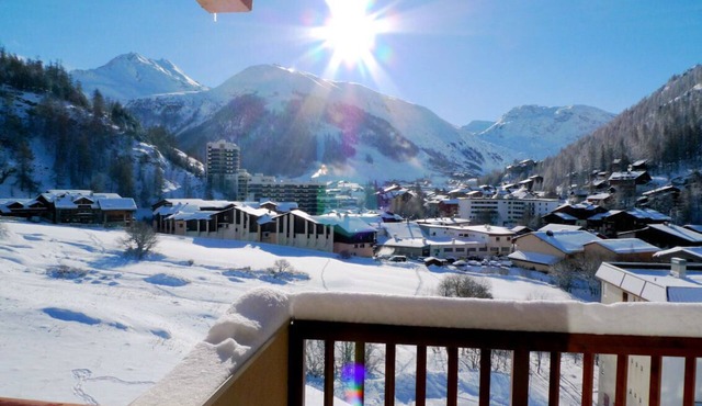 3 treated and sunny rooms in quiet residence, amazing mountain view