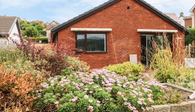 3 TREM AFON, pet friendly, with a garden in Conwy