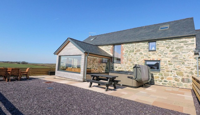 3 TREM Y MOR, family friendly, with hot tub in Llanfachraeth