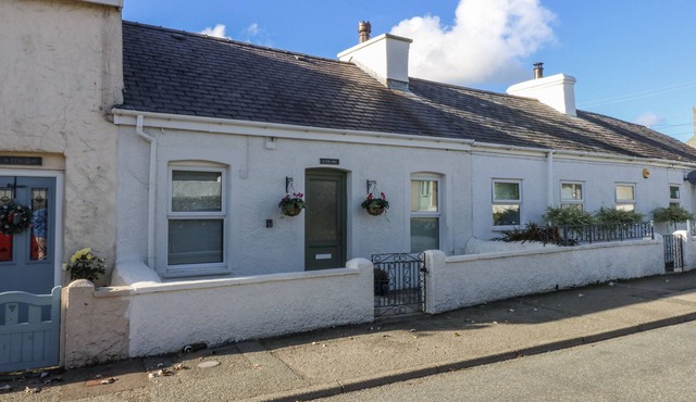 3 TYN GIAT, family friendly, with open fire in Amlwch