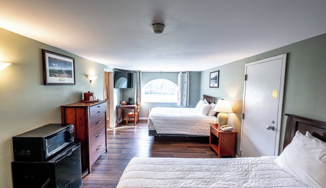 3 Units | Charming Mountain Hideaway | Relax in Style Surrounded by Nature Views