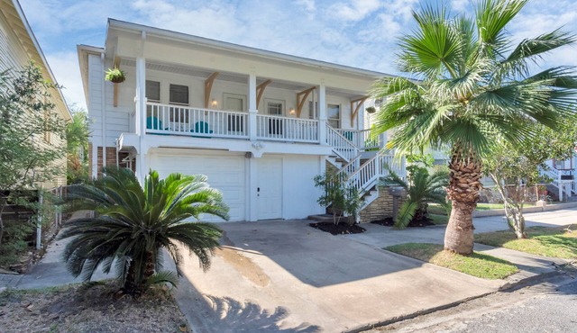 3 Units (together, in one home) in Historical Galveston - 8 min. walk to beach!