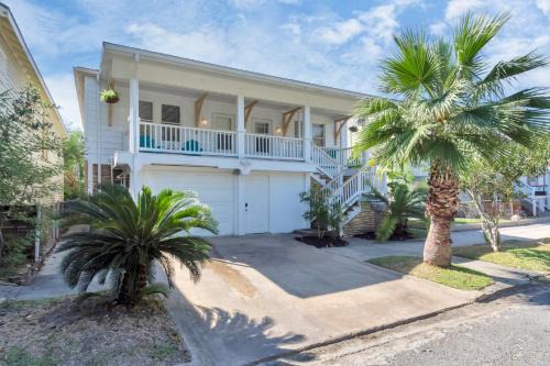 3 Units together, in one home in Historical Galveston - 8 min walk to beach!