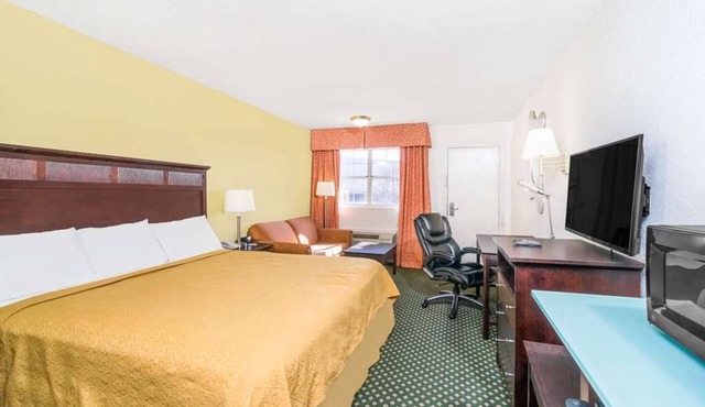 3 Units with Seasonal Pool Access, Parking, Pets Allowed! Close to Rock City!